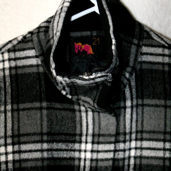 Black & White Plaid Jacket - Picture 2 of 4